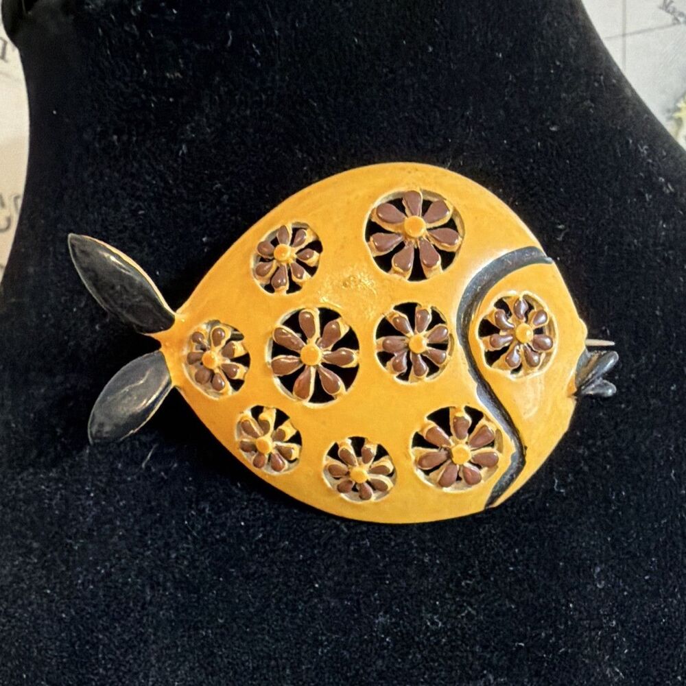 Harvest gold w brown cut out daisies